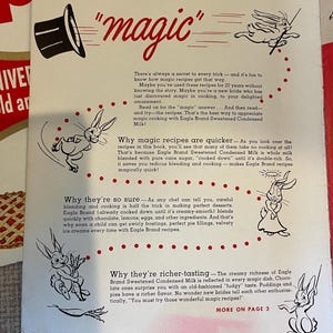 K&ouml;nnte beinhalten: Eine Seite aus einem alten Kochbuch mit rotem und wei&szlig;em Rand. Die Seite zeigt ein Comic-Kaninchen und Text, der lautet "Lass uns beginnen, die "Magie" von Eagle Brand zu erkl&auml;ren". Der Text erkl&auml;rt, wie Eagle Brand S&uuml;&szlig;milch die Zubereitung einfacher und schneller macht.