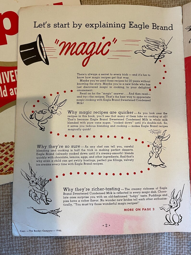 K&ouml;nnte beinhalten: Eine Seite aus einem alten Kochbuch mit rotem und wei&szlig;em Rand. Die Seite zeigt ein Comic-Kaninchen und Text, der lautet "Lass uns beginnen, die "Magie" von Eagle Brand zu erkl&auml;ren". Der Text erkl&auml;rt, wie Eagle Brand S&uuml;&szlig;milch die Zubereitung einfacher und schneller macht.