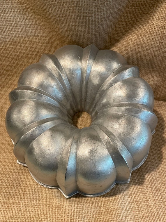 Vintage Cast Aluminum Fluted Bundt Cake Pan/vintage Bundt Cake Pan