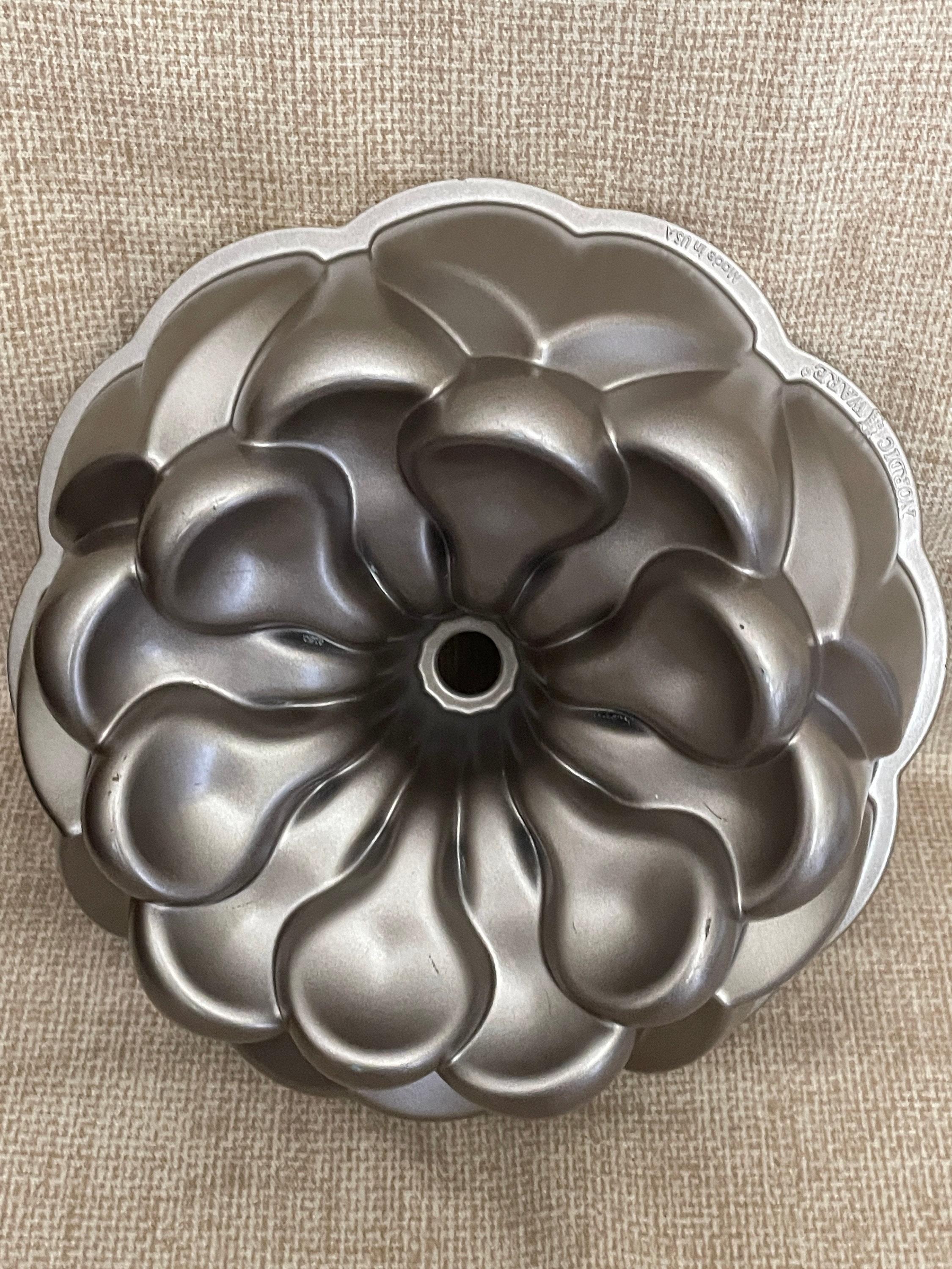  Nordic Ware Magnolia Cast Aluminum Bundt Pan, 10 Cup