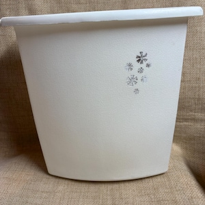 Vintage Rubbermaid White and Silver Flowers Bathroom Trash Basket/Basket/MCM Trash Can/Bathroom Decor/Room Decor/Waste Basket/Kitschy