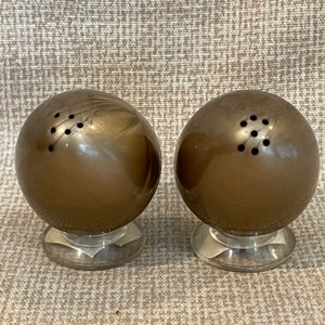 Vintage 50&#39;s Kitschy Gold Egg Salt and Pepper Shakers/Retro/Eggs/Atomic Kitschy Kitchen/Tableware/Kitchen Decor/Rare S and P Set/Unique Eggs
