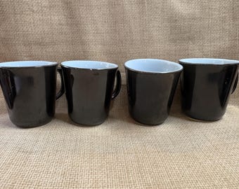 Zestaw 4 zabytkowych kubków do kawy Pyrex w kolorze czarnym i mlecznym/Filiżanki do kawy/Kubki do kawy Pyrex z lat 50./Czarno-białe/Kuchenne/Do picia/Corning/Lata 50.