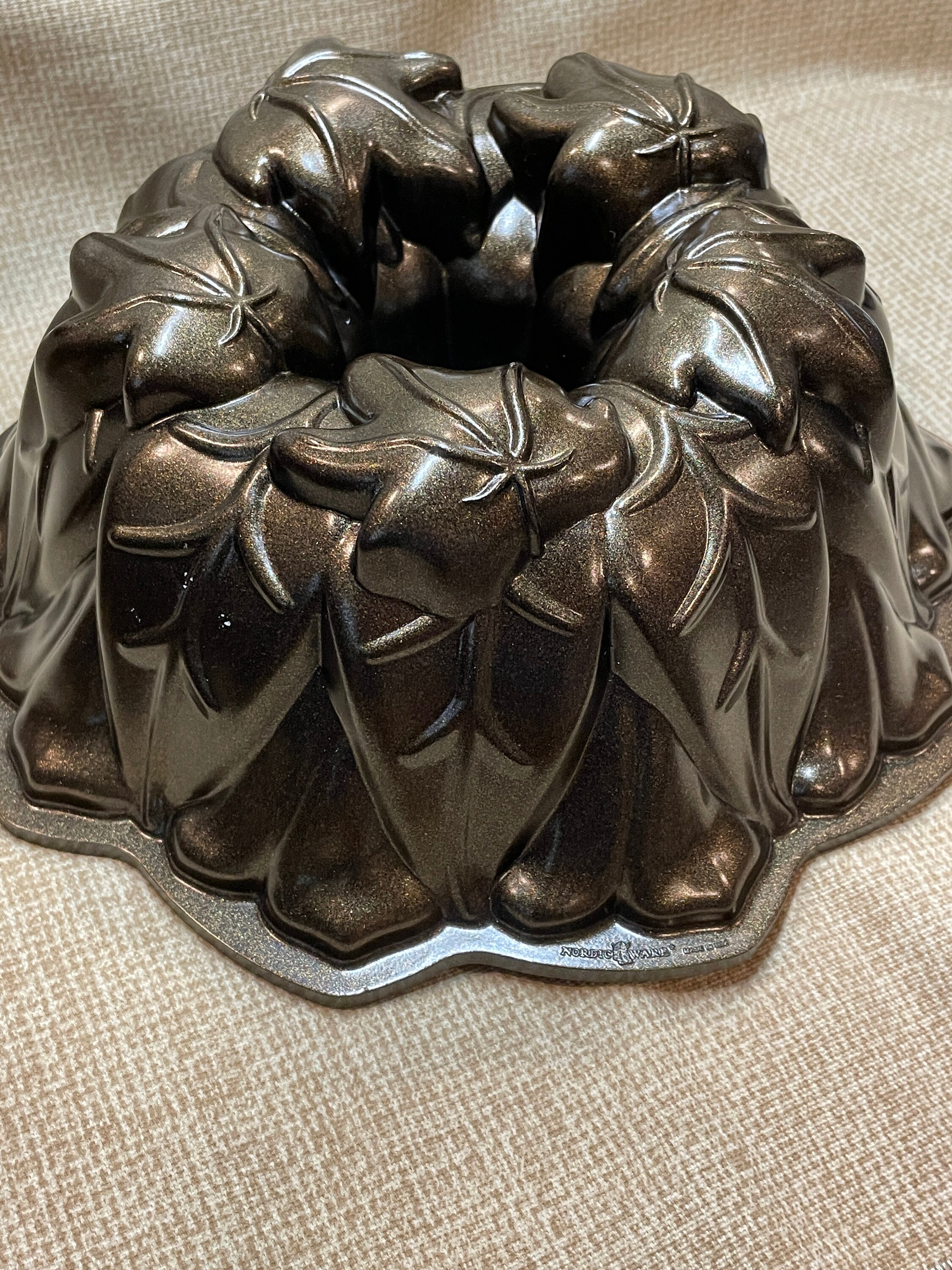 Nordic Ware USA Fall Harvest Bundt Cake Pan Size 10 Cups USA Made Leaves  Acorns