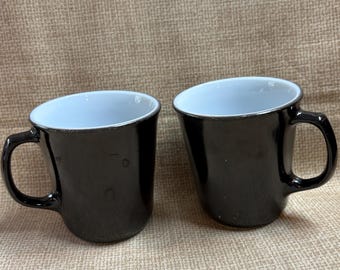 Zestaw 2 zabytkowych kubków do kawy Pyrex w kolorze czarnym i mlecznym/Filiżanki do kawy/Kubki do kawy Pyrex z lat 50./Czarno-białe/Kuchenne/Do picia/Corning/Lata 50.