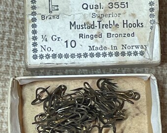 Mustad 3551 Size 10 Bronze Ringed Treble Hooks – 25 Pack For Crankbaits