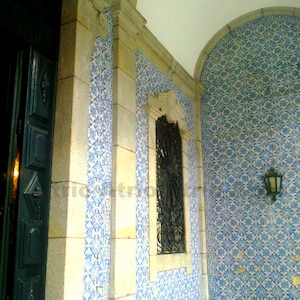 Peut inclure: Gros plan sur un mur carrel&eacute; avec un motif bleu et blanc. Le mur fait partie d'un b&acirc;timent avec une porte et une fen&ecirc;tre. La fen&ecirc;tre est munie d'une grille en m&eacute;tal.