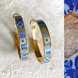 アトリオ フープ イヤリング タイル ポルトガル ブルー ゴールド ステンレススチール アズレージョ ブルー ゴールド 16～17世紀タイル 米国発送 ゴールドトーン 1.25インチ