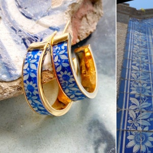 Atrio Hoops Kakel Blå Portugal 2,5 cm Antik Azulejo-stolpe Små Hoops Cortegaça OVAR Portugal Guld eller Silver Rostfritt Stål Present till henne