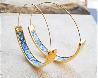 May include: Gold hoop earrings with a blue and white patterned design. The pattern is reminiscent of traditional Portuguese tiles.