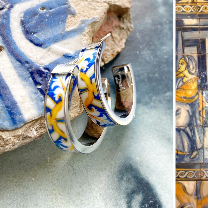 Op de afbeelding: Een paar zilveren creolen met een blauw en wit patroon. Het patroon doet denken aan traditionele Portugese tegels.