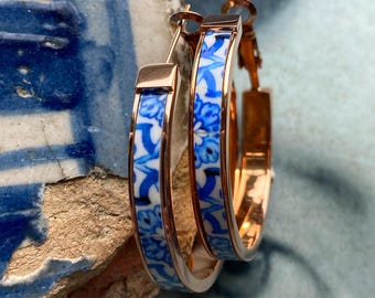 Atrio-oorbellen hoepels tegels Quinta da Bacalhôa Azeitão Portugal Majolica roestvrij staal 1,25" cadeau voor haar Blauw wit roségoud Toon