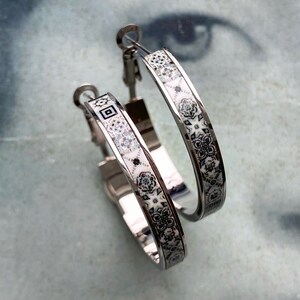 Atrio フープイヤリング ブラック＆ホワイト タイル ポルトガル アンティーク アズレージョ ステンレススチール 低刺激性 PoRTO 米国から発送 1.25インチ