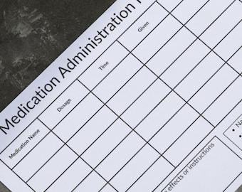 Puede incluir: Una hoja blanca de registro de administración de medicamentos con líneas de cuadrícula y texto en negro. La hoja incluye campos para el nombre del medicamento, la dosis, la hora y las notas. Secciones adicionales son para cambios, dosis omitidas y efectos secundarios.