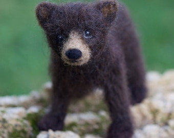 Urso filhote preto em feltro agulhado, articulado, urso bebê marrom escuro, feito sob encomenda.