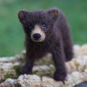 Nadelgefilzter schwarzer Bär Jungtier, beweglich, Baby Dunkelbrauner Bär