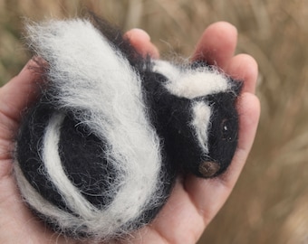 Gambá bebê em feltro agulhado, tamanho real