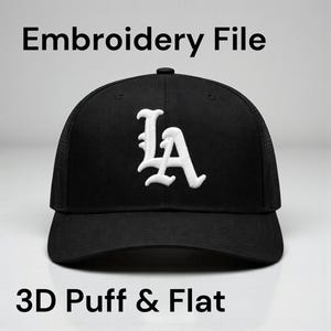 Könnte beinhalten: Schwarze Baseballkappe mit weißem "LA"-Logo. Die Kappe hat einen Mesh-Rücken und einen gebogenen Schirm. Der Text "Embroidery File" und "3D Puff & Flat" ist auf dem Bild zu sehen.