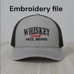 Puede incluir: Gorra de camionero gris con parte trasera de malla negra y visera curva. La gorra presenta el texto bordado "WHISKEY Bent HELL BOUND" en negro y rojo. Las palabras "Embroidery file" están en la parte superior.