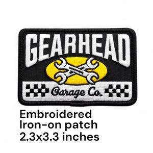 Puede incluir: Parche bordado para planchar con la palabra "GEARHEAD" en blanco, sobre llaves cruzadas en un óvalo amarillo. El parche es negro con borde blanco y mide 5,8 x 8,4 cm.