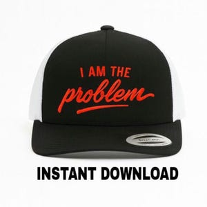 Può includere: Cappellino da camionista nero e bianco con la scritta "I AM THE problem" in rosso. Il cappellino ha una visiera curva e un retro in rete. Sotto c'è la scritta "INSTANT DOWNLOAD".