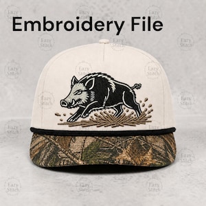 Peut inclure: Casquette de camionneur beige et camouflage avec une broderie noire d'un sanglier. Le chapeau porte le texte "Embroidery File" en noir. La casquette a une visière noire.