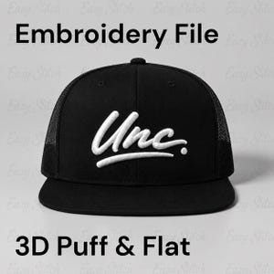 Op de afbeelding: Zwarte truckerpet met een wit "Unc." logo. De pet heeft een mesh achterkant en een gebogen klep. De tekst "Embroidery File" en "3D Puff & Flat" staan boven en onder de pet.