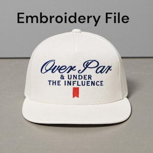 Puede incluir: Gorra de béisbol blanca con el texto bordado en azul marino "Over Par & Under The Influence". Un pequeño rectángulo rojo está situado debajo del texto. La gorra tiene una visera plana.