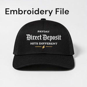 Op de afbeelding: Zwarte truckerpet met de tekst "PAYDAY Direct Deposit Hits Different" in het wit, met een gele bliksemgrafiek. De pet heeft een mesh achterkant en een gebogen klep.