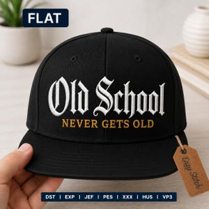 Op de afbeelding: Een zwarte honkbalpet met een platte klep voorzien van de witte geborduurde tekst Old School en de gouden geborduurde tekst NEVER GETS OLD. Een bruin rechthoekig label met de tekst Eazy Stitch is aan de zijkant van de klep bevestigd.