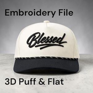 Könnte beinhalten: Cremefarbene Baseballkappe mit schwarzem Schirm und dem Wort "Blessed" in Schwarz gestickt. Die Kappe hat ein Seildetail über dem Schirm und die Texte "Embroidery File" und "3D Puff & Flat" sind ebenfalls sichtbar.