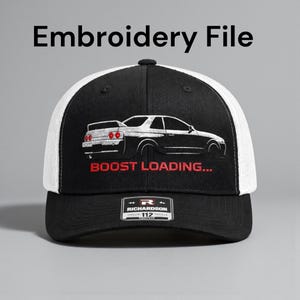 Könnte beinhalten: Schwarz-weiße Trucker-Cap mit einem Autodesign und dem Text "BOOST LOADING...". Die Kappe hat eine schwarze Vorderseite und einen Schirm mit einem weißen Mesh-Rücken. Der Text "Embroidery File" steht oben.