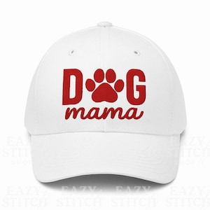 Puede incluir: Gorra de béisbol blanca con el texto rojo "DOG mama" y un diseño de huella de pata. La gorra es de estilo clásico de seis paneles con una visera curva, perfecta para el uso diario y para mostrar tu amor por los perros.