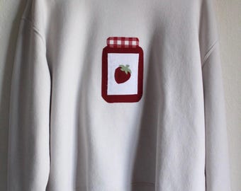 Sudadera con estampado de mermelada de fresa reciclada / Cuello redondo con apliques de patchwork hechos a mano / Estilo cottagecore