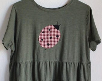 Camiseta de patchwork con estampado de mariquitas recicladas / Top escalonado estilo cottagecore Moda sostenible