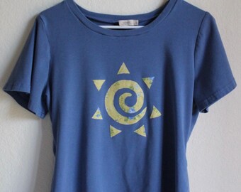 Camiseta reciclada con estampado de remolinos solares / Aplicaciones de patchwork hechas a mano / Moda cottagecore