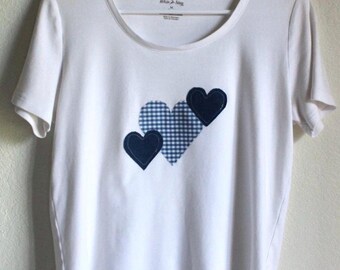 Camiseta blanca reciclada con estampado de corazón y retazos / Camiseta con apliques hechos a mano, estilo cottagecore.