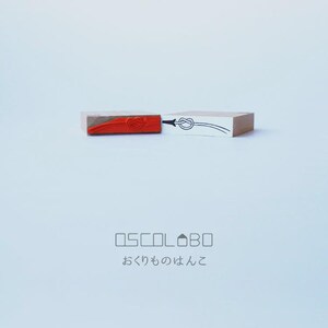 May include: Two wooden stamps, one red and one white, with knot designs. The red stamp is on the left, and the white stamp is on the right. The image also includes Japanese text and the brand name "OSCOLABO".