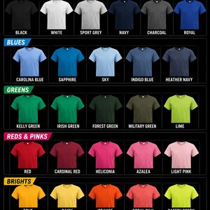 Puede incluir: Una carta de colores para camisetas Gildan 64000 Softstyle que presenta m&aacute;s de 50 opciones de color categorizadas por tonos, incluyendo azules, verdes, rojos, rosas y colores brillantes. Cada camiseta est&aacute; etiquetada con su nombre de color.