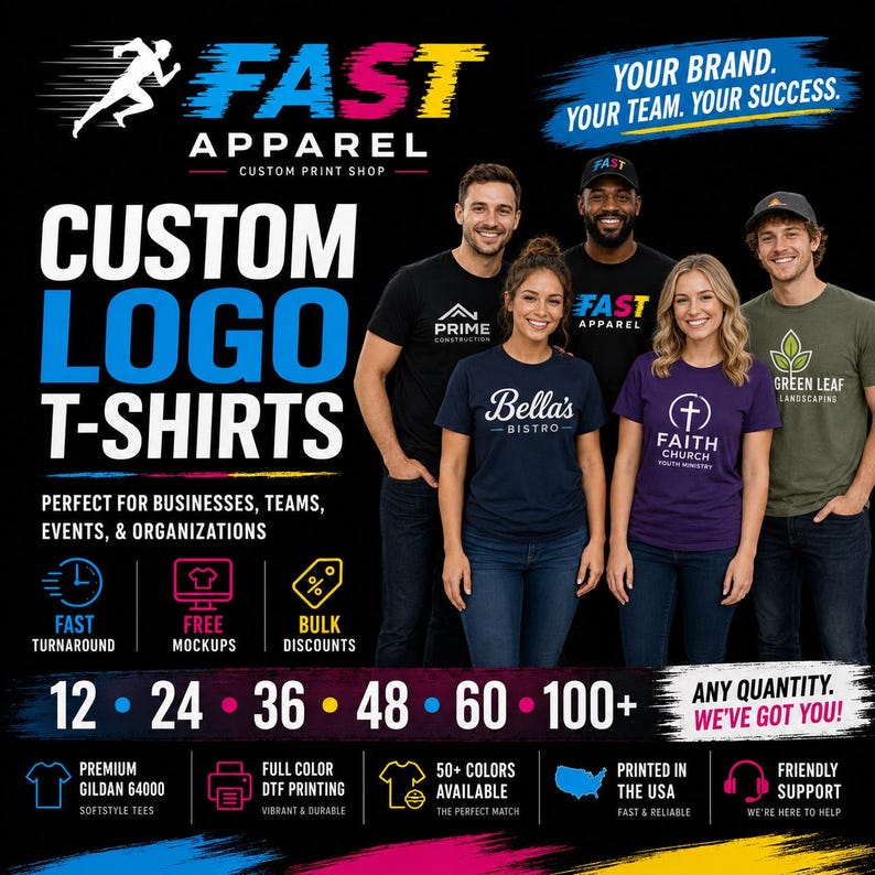 Puede incluir: Un gr&aacute;fico promocional de camisetas con logotipo personalizado que muestra a cuatro personas con varias camisetas de marca. El texto incluye FAST APPAREL, CUSTOM LOGO T-SHIRTS, YOUR BRAND. YOUR TEAM. YOUR SUCCESS. y detalles sobre pedidos al por mayor.