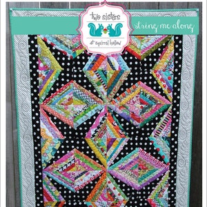 Pode incluir: Um edredom feito à mão com um fundo de bolinhas pretas e padrões coloridos em forma de diamante. O edredom apresenta o texto "Two Sisters at Squirrel Hollow" e "string me along". A borda é branca com uma costura decorativa.