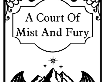 Puede incluir: Una ilustración en blanco y negro de la portada de un libro titulado "A Court of Mist and Fury" de Sarah J. Maas. La portada presenta una cordillera con tres estrellas sobre ella y un par de alas a cada lado de la cordillera.
