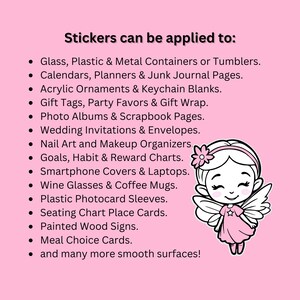 Op de afbeelding: Een roze achtergrond met een cartoon-fee-illustratie en tekst die luidt "Stickers kunnen worden toegepast op:" gevolgd door een lijst met oppervlakken, waaronder glas, plastic, metaal, kalenders, planners, acrylversieringen, cadeaulabels, fotoalbums, huwelijksuitnodigingen, nagelkunst, doelen, smartphonehoesjes, wijnglazen, plastic fotokaart-hoezen, zitplaatskaartjes, beschilderde houten borden en menukaarten.