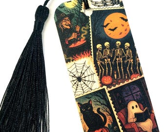 Puede incluir: Un marcapáginas con temática de Halloween con una borla negra. El marcapáginas presenta ilustraciones de estilo vintage de una bruja, esqueletos, un gato negro, un fantasma y una telaraña. Las ilustraciones están sobre un fondo oscuro con acentos naranjas y amarillos.