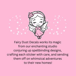 Op de afbeelding: Een roze fee met een bloem in haar haar en vleugels, omringd door witte sterren op een roze achtergrond. De tekst "Fairy Dust Decals works its magic from our enchanting studio conjuring up spellbinding designs, crafting each sticker with care, and sending them off on whimsical adventures to their new homes!" staat onder de fee.