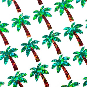 Op de afbeelding: Een herhalend patroon van groene en rode palmbomen met een glinsterende afwerking. De palmbomen bevinden zich op een witte achtergrond.