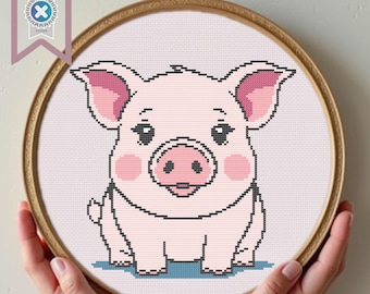 Può includere: Uno schema di punto croce di un maiale rosa con un'espressione carina. Il maiale è seduto su uno sfondo blu.