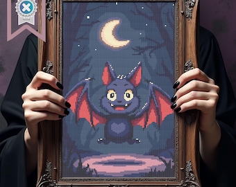 Può includere: Un'opera d'arte a punto croce incorniciata con un pipistrello dei cartoni animati con le ali spiegate, ambientata su uno sfondo di foresta blu scuro con una luna crescente e stelle. Il pipistrello è viola con ali rosse e un volto sorridente. La cornice è ornata e marrone.