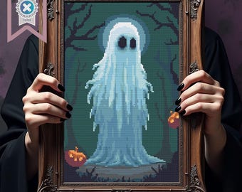 Può includere: Un'opera d'arte a punto croce incorniciata raffigurante un fantasma blu chiaro su uno sfondo verde scuro con alberi. Due piccole zucche arancioni sono in basso. La cornice è marrone e ornata. Download PDF.