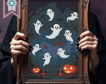 Può includere: Un punto croce incorniciato con una scena di Halloween. L'opera raffigura diversi fantasmi bianchi che fluttuano su uno sfondo blu scuro e viola. Due lanterne di zucca e candele sono in basso. La cornice è ornata e marrone.